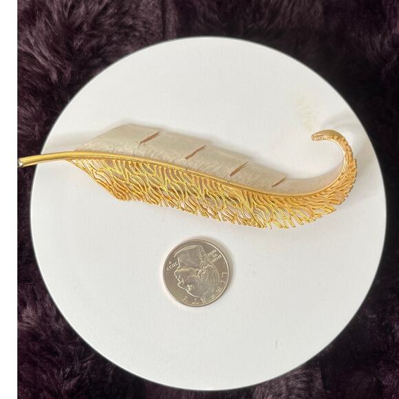 Vintage two tone curled feather brooch - Picture 2 of 4